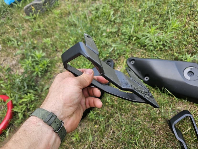 Yamaha MT1O,  bočné vzduchové plasty