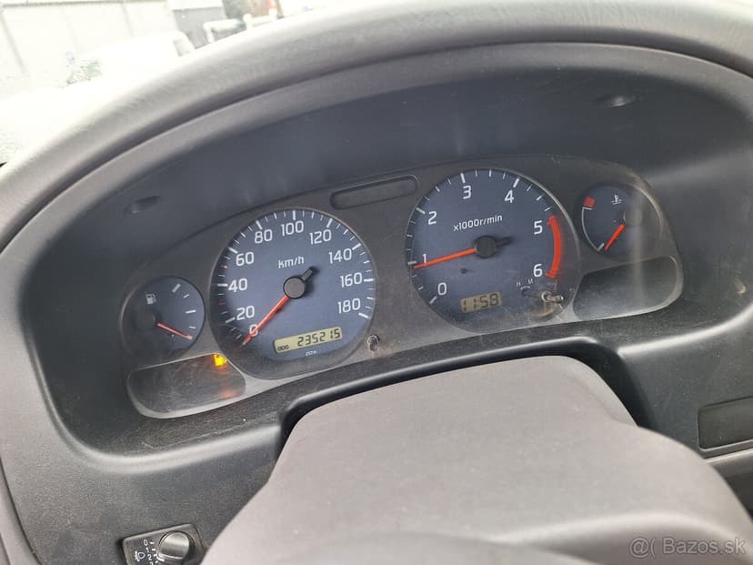 NISSAN NAVARA 2,5TD 4X4 KLÍMA ŤAŽNÉ RÁM AKO NOVÝ