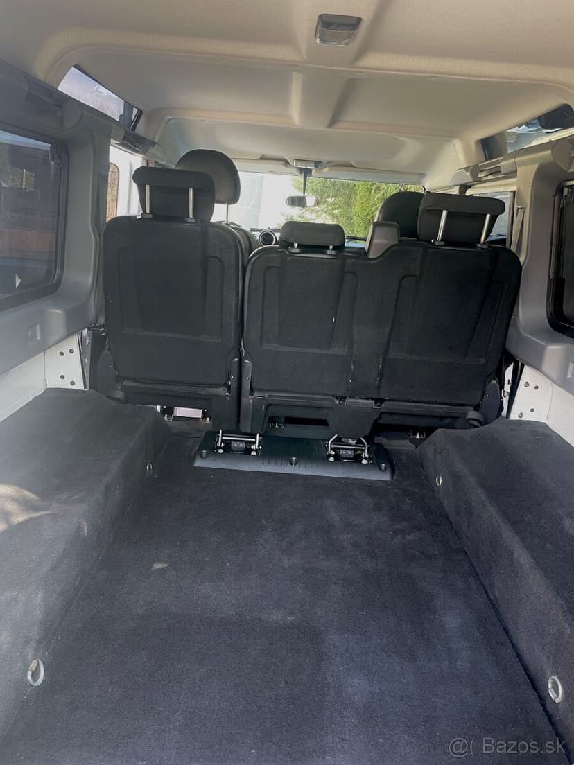 Land Rover Defender 110