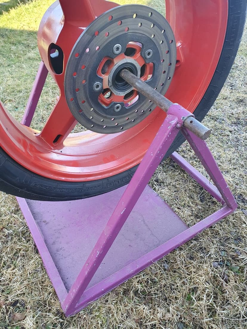 zadne koleso suzuki GSX-R 1000 a stojan na moto