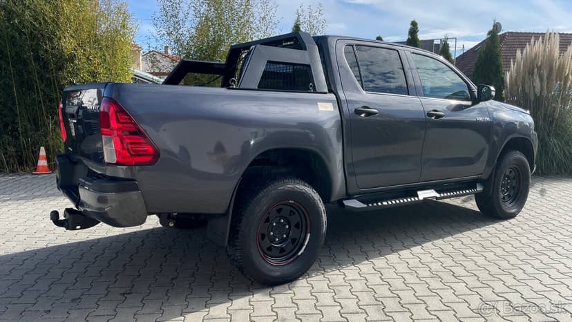 TOYOTA HILUX S NAVIJÁKOM - NA PREDAJ / NA SPLÁTKY