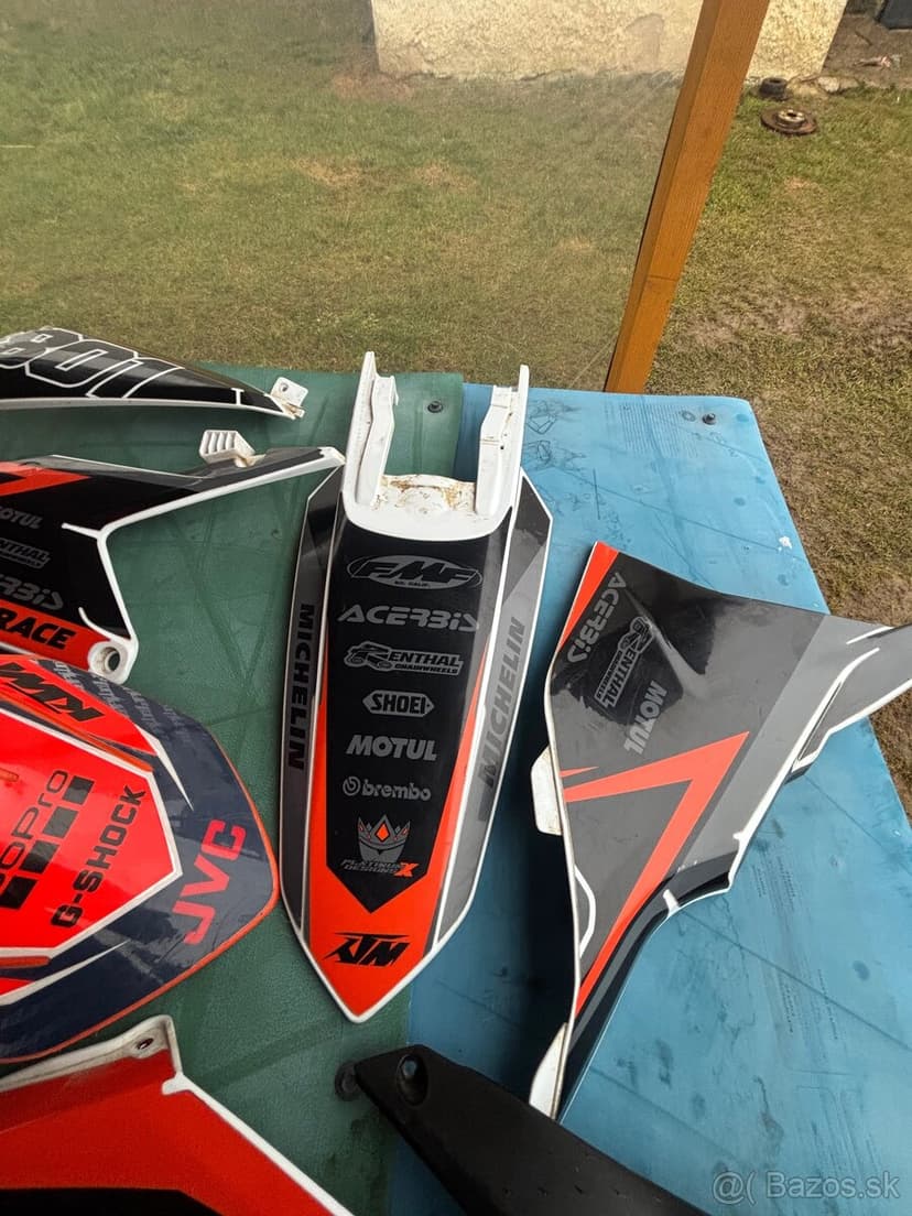 Predám tieto plasty z polepom ktm excf 250 2024 ako nové