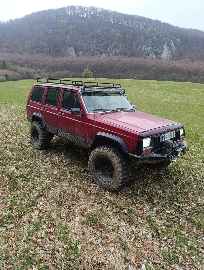 Predám jeep Cherokee xj 4.0 manuál
