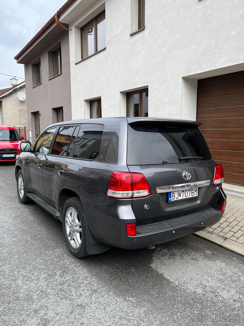 TOYOTA LAND CRUISER 200