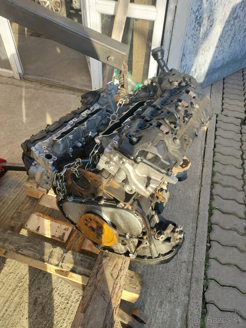 Motor Toyota Land Cruiser 200 zadretý