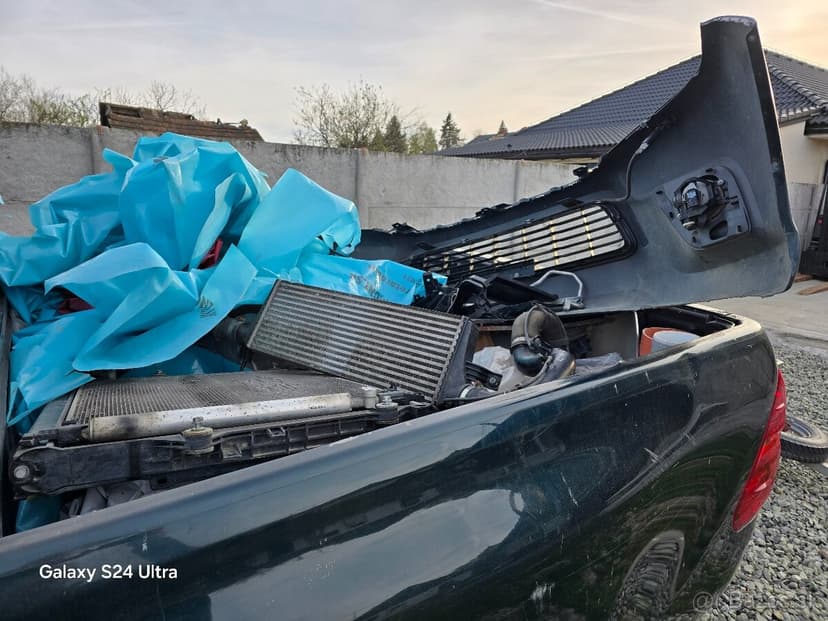 Predám havarovanú Toyota Hilux r.v.2017,2.4D,110 kW