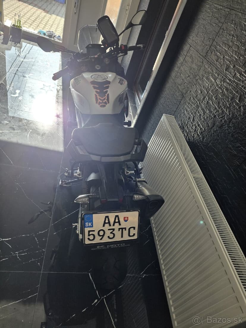 Aprilia tuono v4 1100