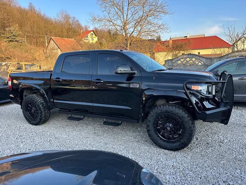 2017 Toyota Tundra Platinum 1794 5,7 V8 kola 35” lift 3” LPG