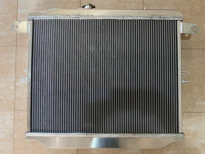 Nový ALU sportovní chladič TOYOTA Land Cruiser 100 4.2
