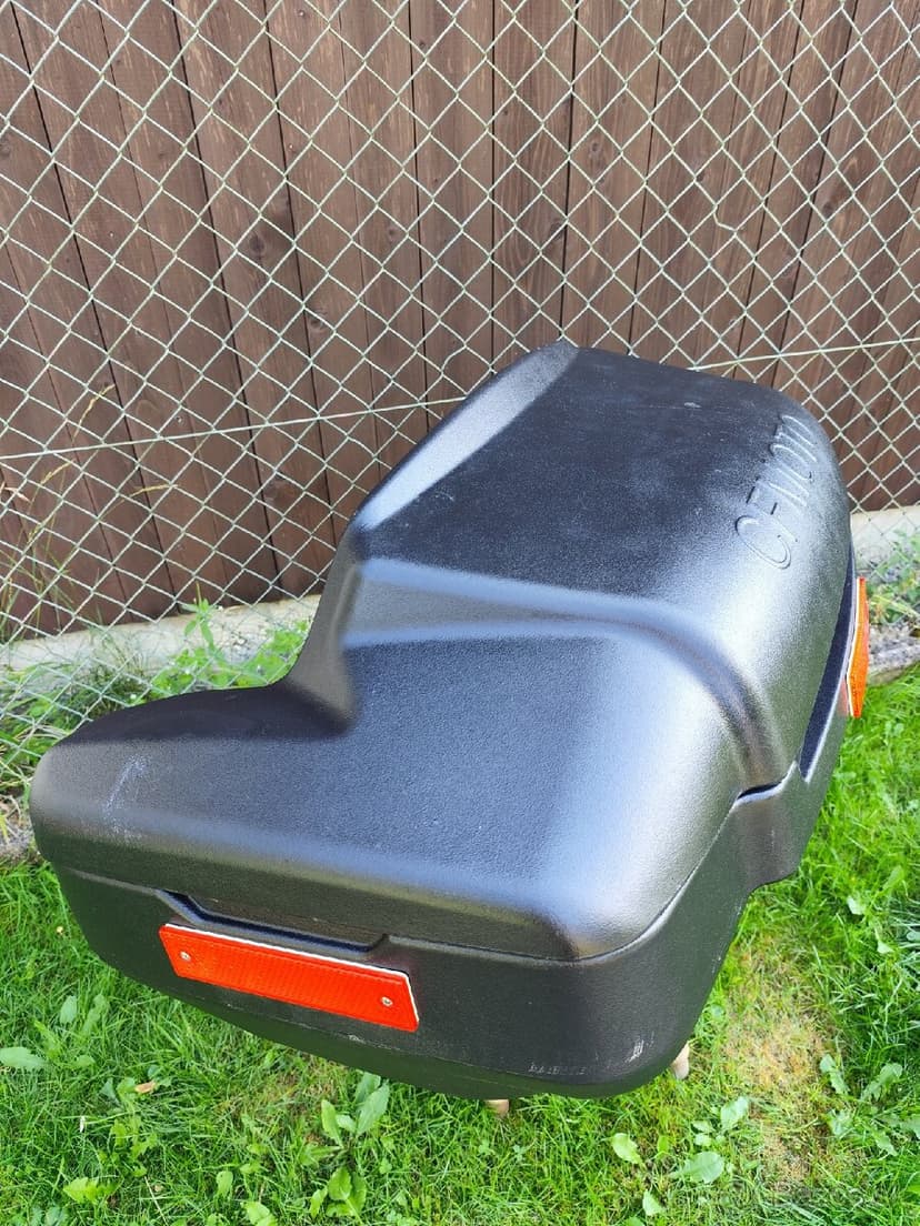 Zadný plastový kufor CF moto X8