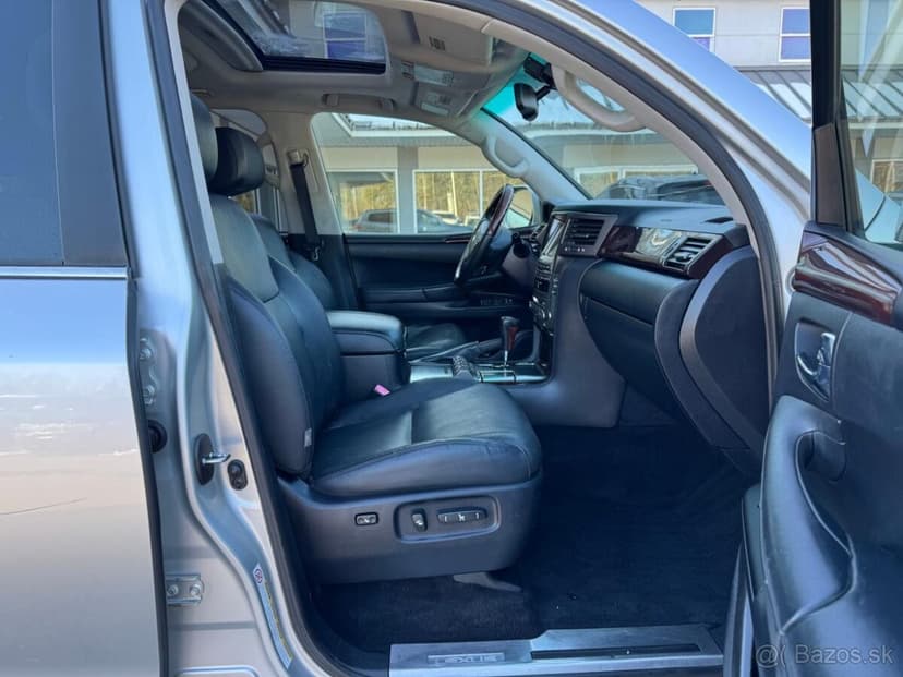 2011 LEXUS LX570 - 8 miest
