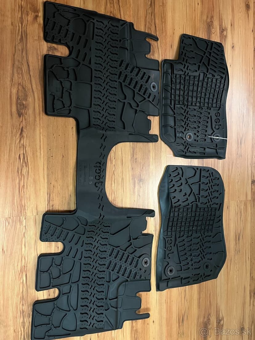 Predám originál gumene koberce MOPAR na Jeep Wrangler