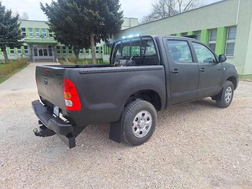 TOYOTA HILUX 2,5 DIESEL 4X4 UZÁVIERKU MA
