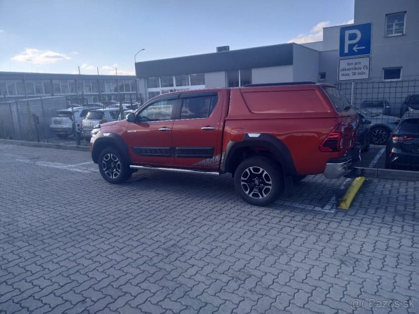 Toyota hilux 2.8 a/t koža  dph