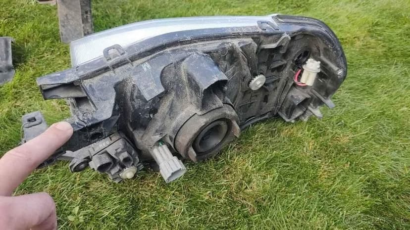 Nissan Pick-up Navara II D22 NP300 - kapota svetlo celo čelo