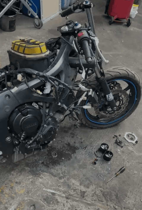 YAMAHA R6 2003 predam na diely alebo v celku ako je