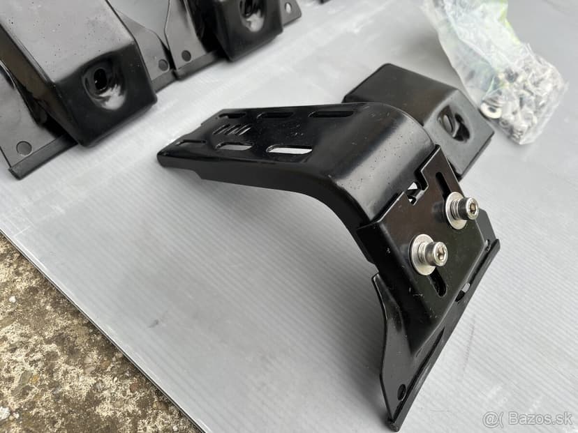 Držiak, upevnenie strešných nosičov