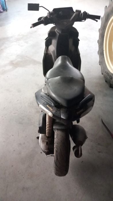 scuter apriliea este schimbat setul  am mai multe scutere mai inf la