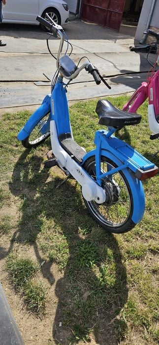 Piaggio Ciao
-Cel roz are setul nou porneste si merge