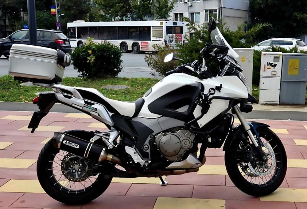 Honda VFR 1200x Crosstourer cu accesorii premium