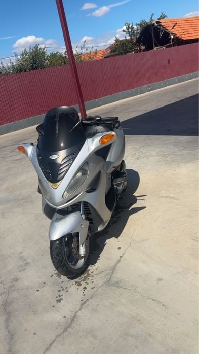 Vând sau schimb Malaguti madison 150cc