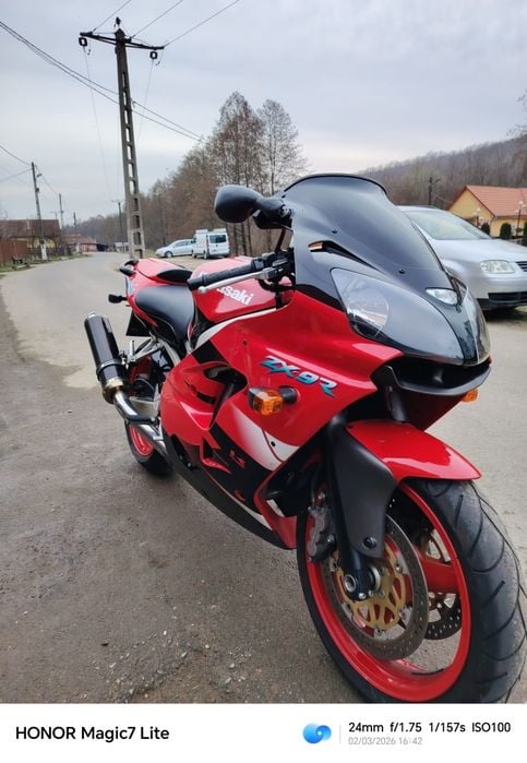 Vând Kawasaki ninja zx9r an 2000 ca nou 3500 e fixxx