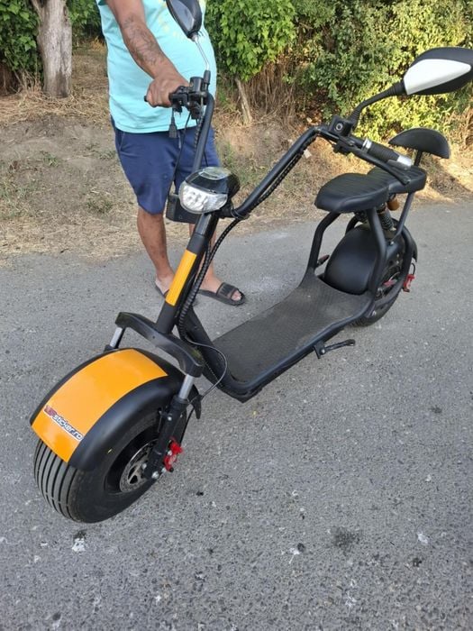 Scuter electric cu motor de 800w și bateria 48v