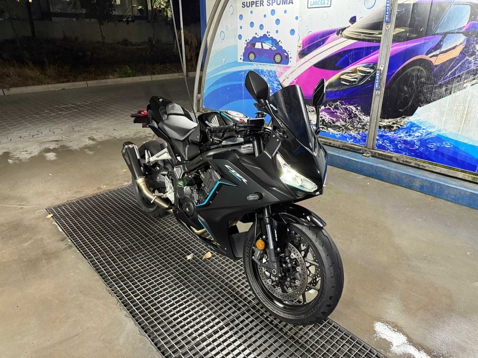 Vând Honda CBR 650R, model 2023