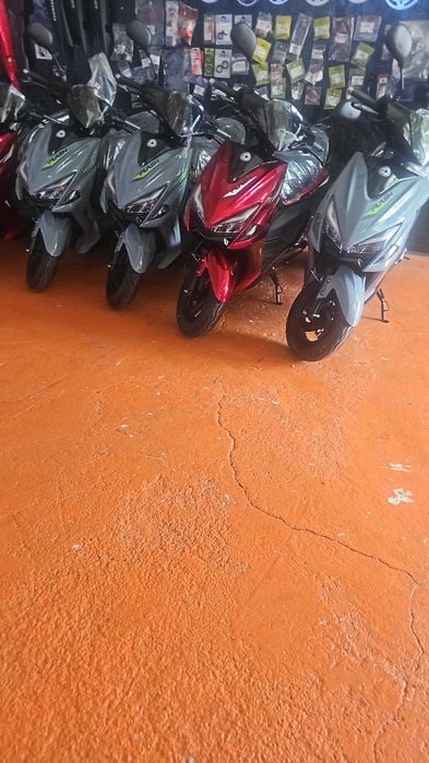 Scuter Barton Flash 3 bucati gri, 1 rosu, an fabricatie 2024,49cc