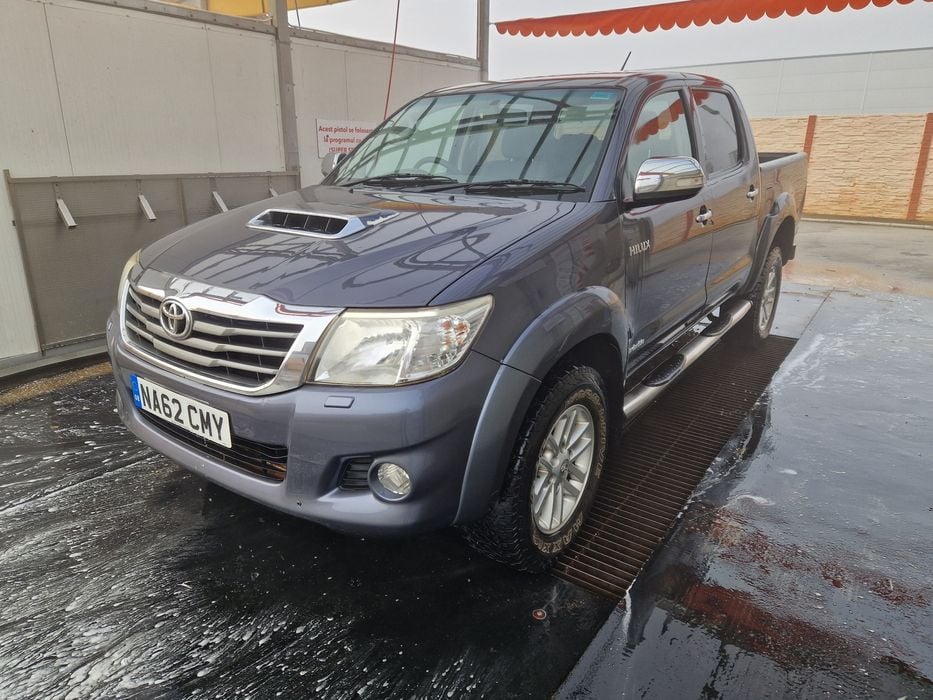 Sasiu cu cabina Toyota Hilux in stare foarte buna 2006-2015