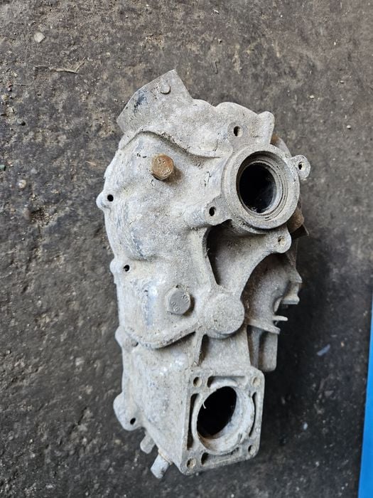 Carcasa reductor suzuki samurai este goala fara pimioane doar carcasa