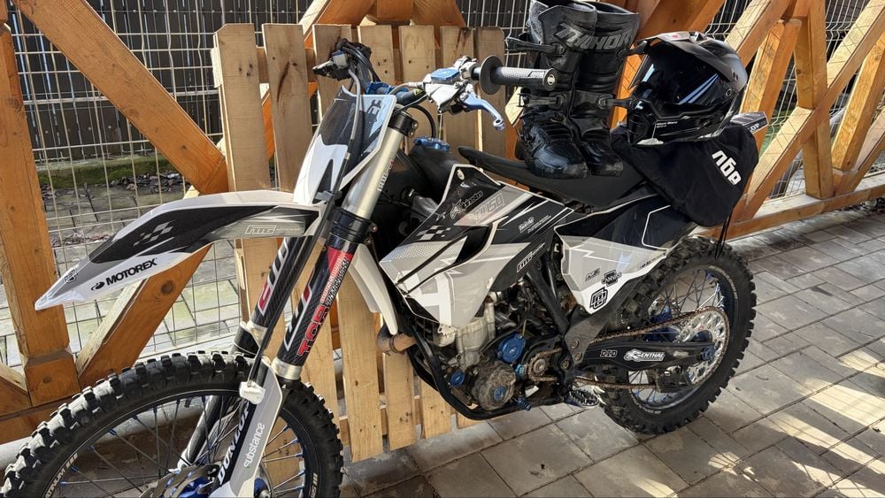 Husqvarna FC 350 2017 + agv ax-8 L + cizme Thor 42