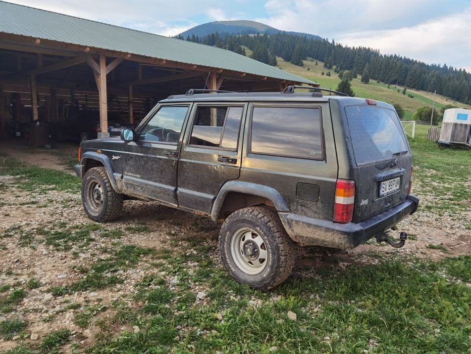 Vând Jeep Cherokee