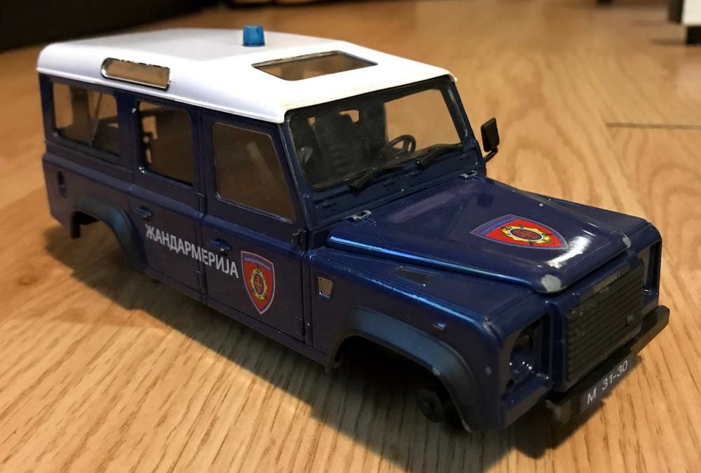 Macheta Land Rover Defender 1 24 Jandarmerija pentru piese proiect