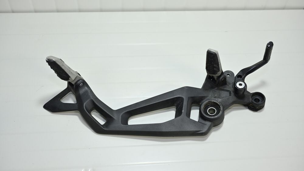 Ducati Monster 937 2021 2025 Suport scarita stanga cu pedala