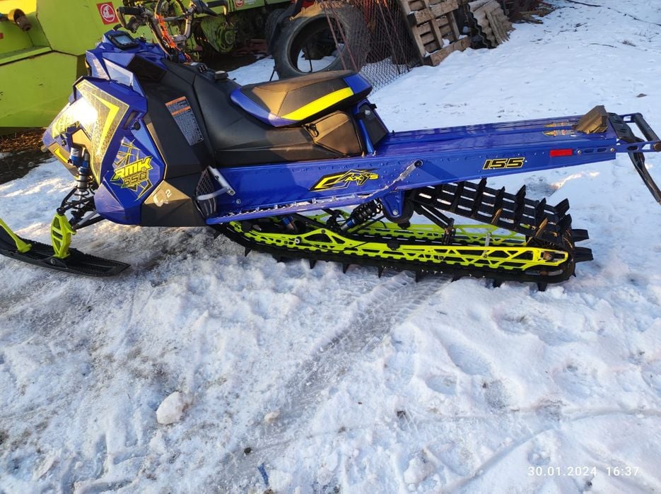 snowmobil poláris skidoo