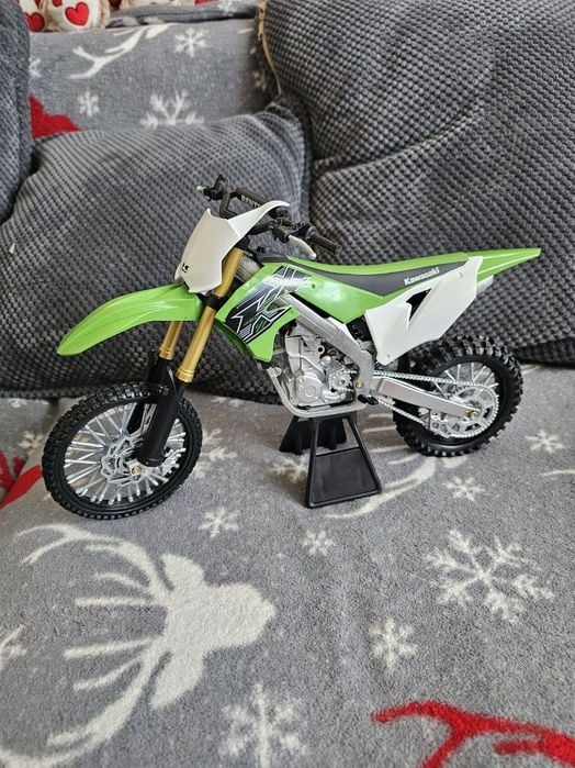 Macheta motocicleta kawasaki KX450F scara 1:6 lungime 35 cm noua
