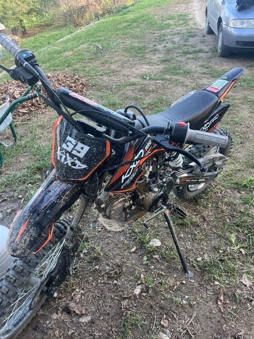 Cross 125 kxd 
Are garanție 2 ani 
Îl am de 4 săptămâni și