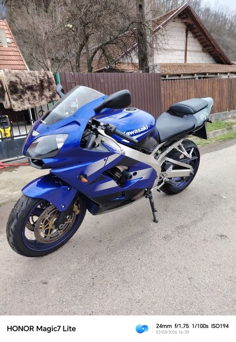 Vând Kawasaki zx9r an 2002 stare perfecta...original 3000 euro fix