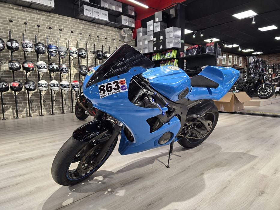 Motocicleta Yamaha R6 2003 pista / circuit, “la cheie”.