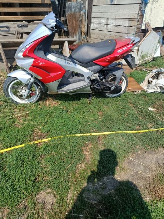 De vânzare 2 scutere