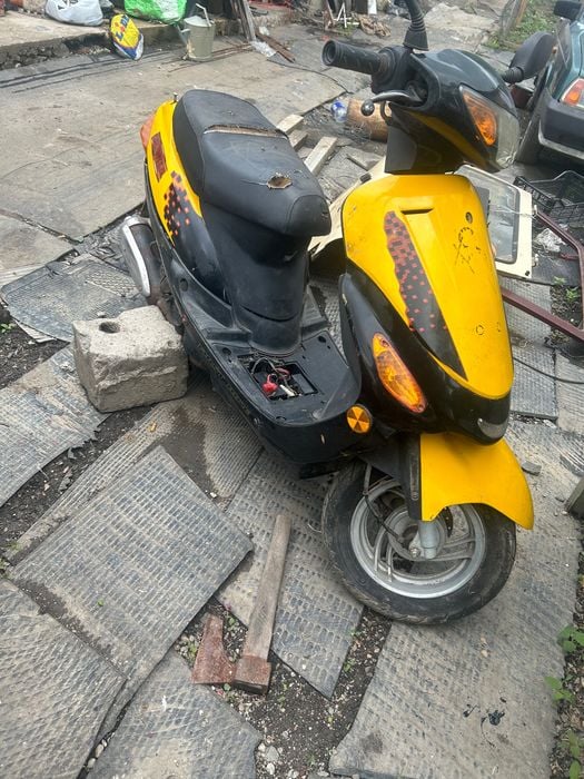 Vând 2 scutere, 500 lei fix, ambele