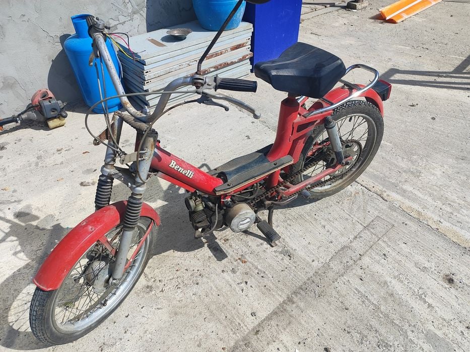 Vând moped benelii