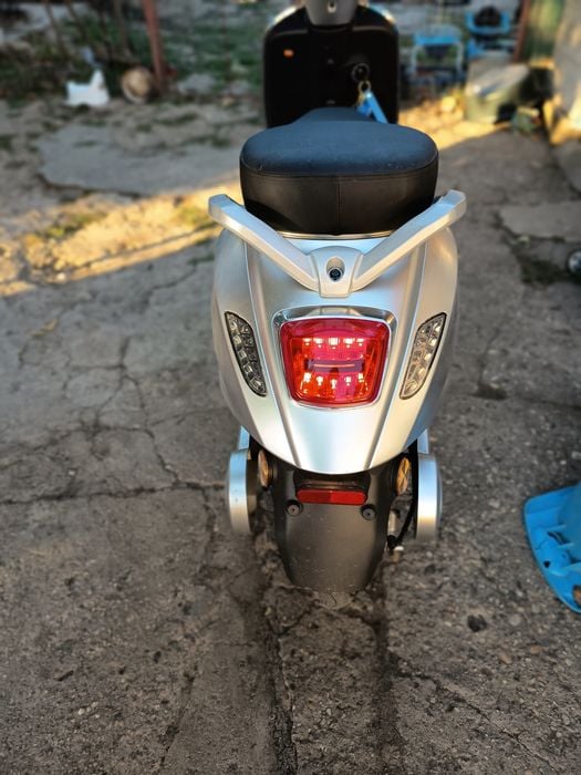 Scuter electric motor 1000 w,este nou  doar 53 km parcurși fuge 55 km