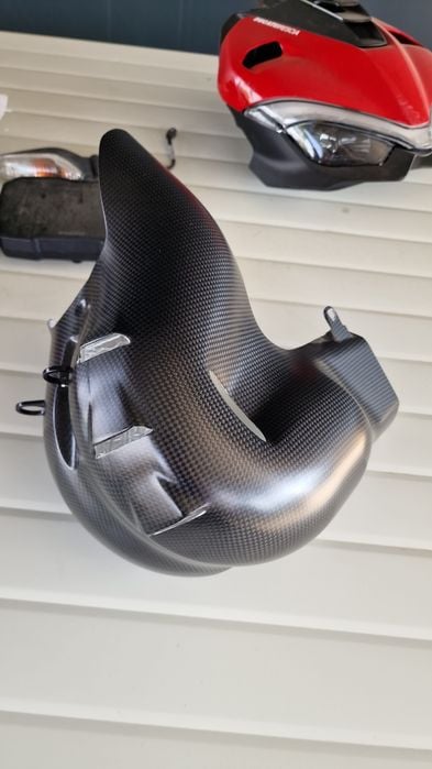 Protectie carbon originala Ducati Panigale V4 evacuare bascula motor