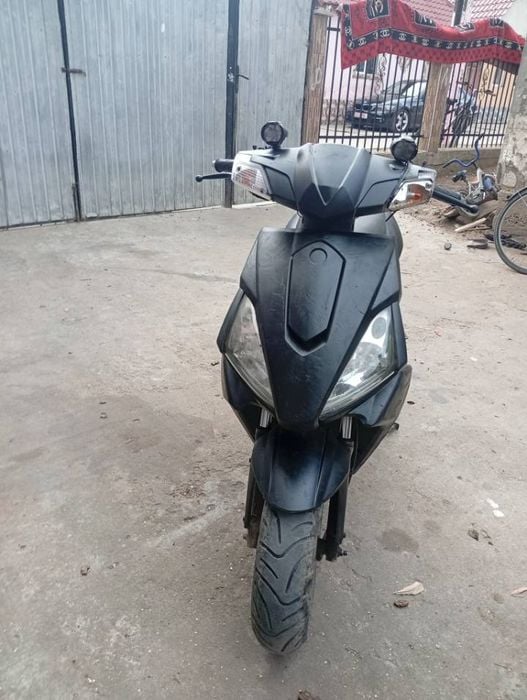 Vând scuter sau schimb cu cross 125cc 4T