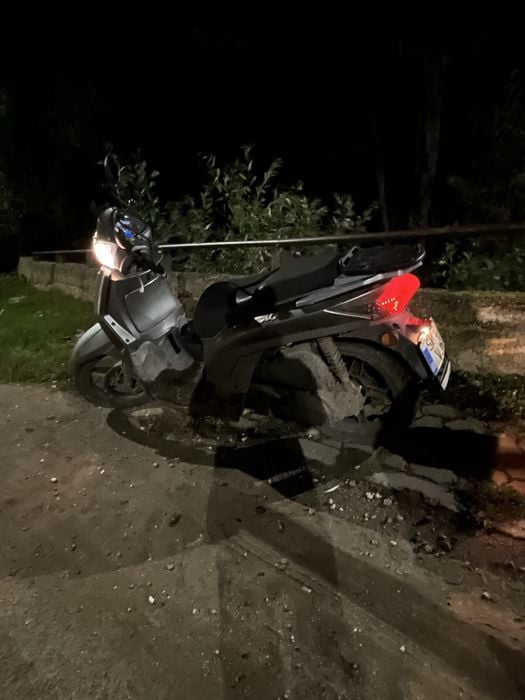 Vand scuter sau scimb cu cross.