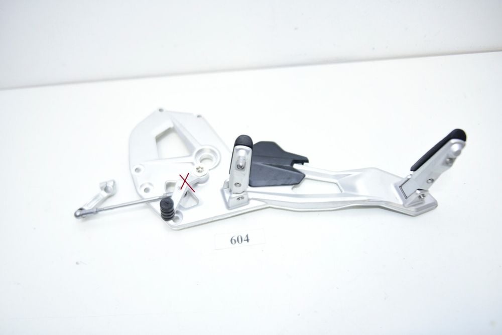 BMW K83 F900R Footrest Hanger stânga 46718404013 suport pentru