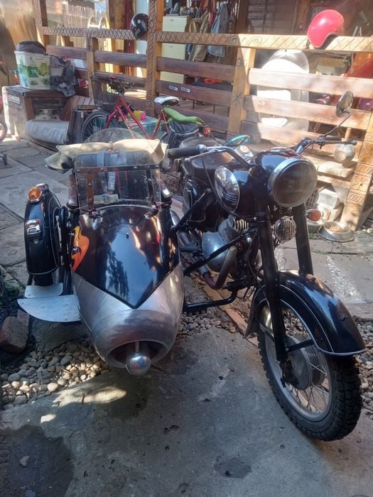 Jawa 250 din 1961 . Motocicletă cu ataș.