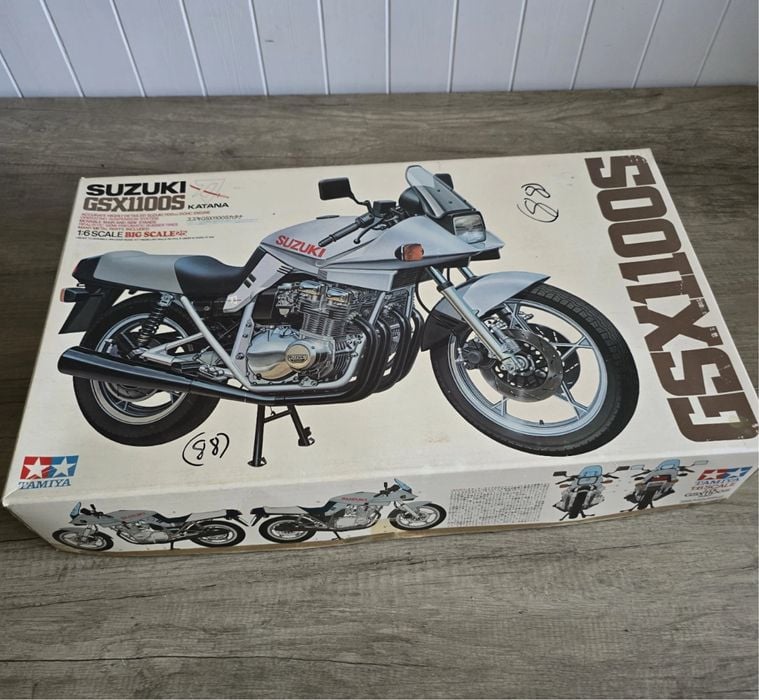 Macheta 1:6 - Tamiya Motocicleta Suzuki GSX1100S 1982 (Model Kit)